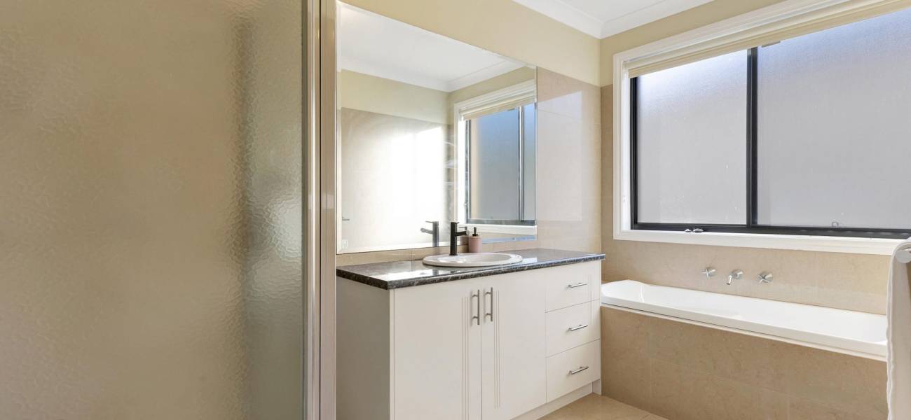 12 Gaussberg Walk, ROXBURGH PARK, VIC 3064 AUS