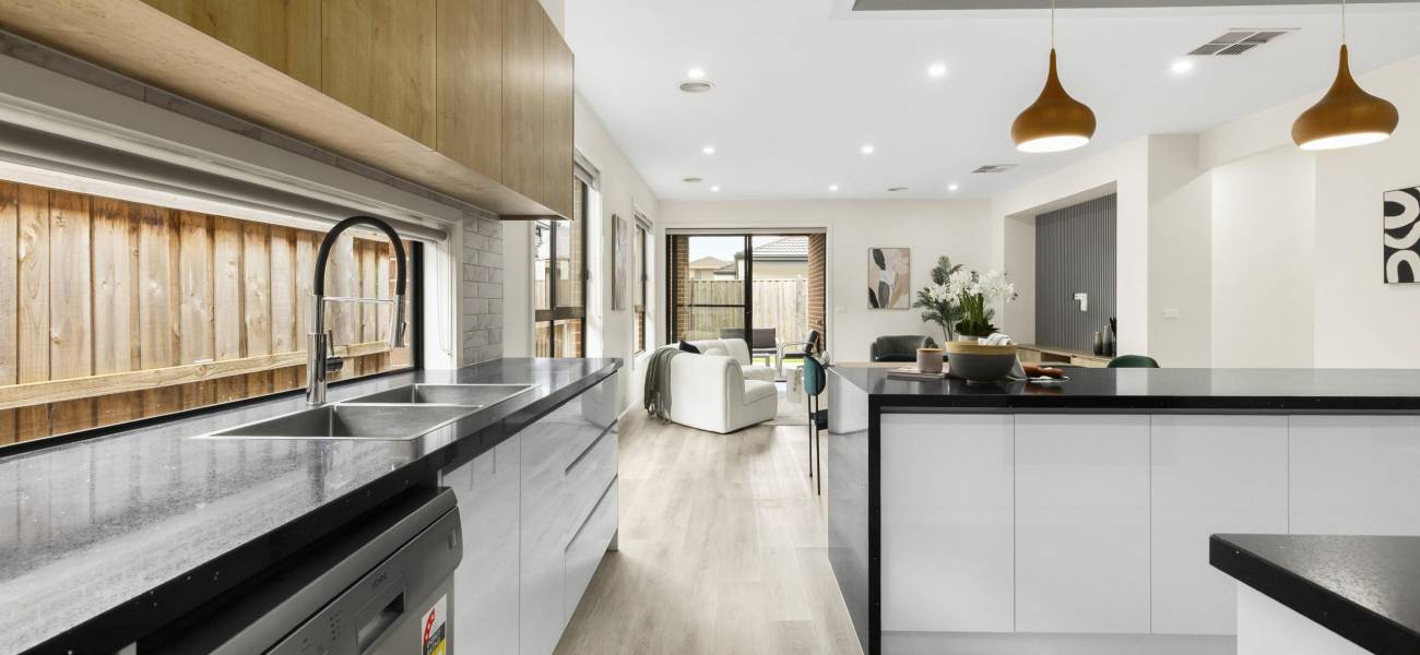 10 Rex Drive, THORNHILL PARK, VIC 3335 AUS